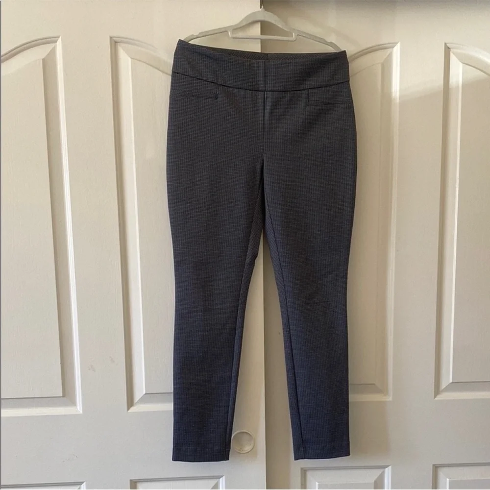 DALIA Women’s Gray Slim Fit Pants. Size M